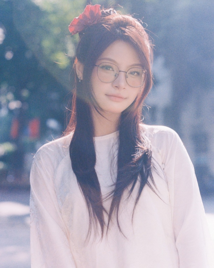 Thiếu nữ làm duyên cùng áo dài trắng. Phan Anh cho biết Bảo Anh bướng bỉnh, mạnh mẽ nhưng cũng mềm mại và mong manh.