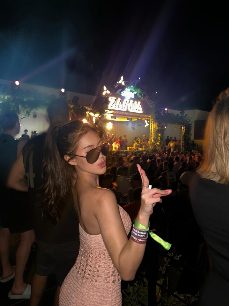 Các con 'vua hàng hiệu' Jonathan Hạnh Nguyễn xuất ngoại đầu xuân - 3