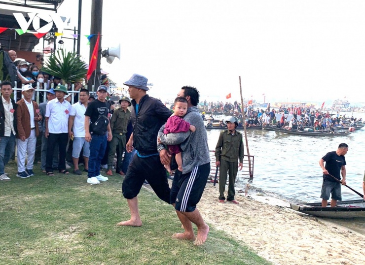 Nạn nhân trong vụ lật ghe được cứu đưa lên bờ