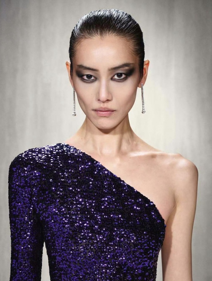 Theo Sohu, ở tuổi 38, Lưu Văn duy trì phong độ tốt trên các sàn diễn quốc tế, trình diễn cho nhiều thương hiệu tại tuần thời trang Milan năm nay và được giới chuyên môn đánh giá cao ở sự chuyên nghiệp, thần thái.