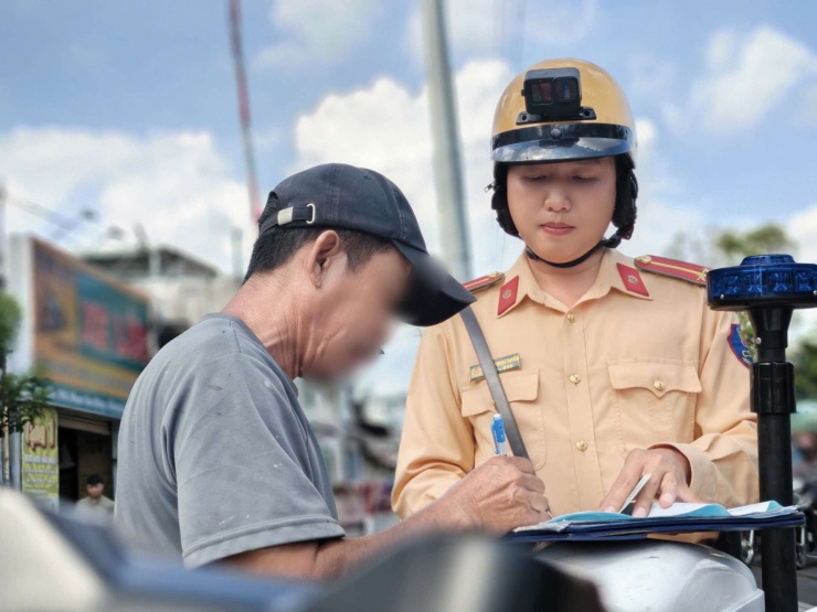 Một trường hợp vi phạm bị CSGT lập biên bản.