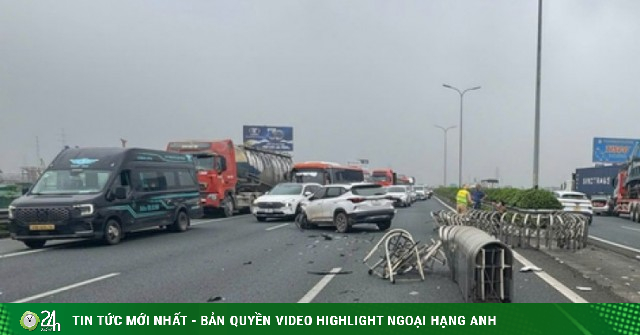 Tai nạn liên hoàn trên cao tốc Pháp Vân - Cầu Giẽ, một ô tô văng qua dải phân cách