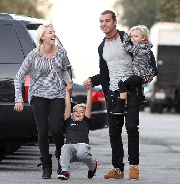 Gavin bị đồn đã dan díu với bảo mẫu suốt nhiều năm và Stefani đã phát hiện những tin nhắn, ảnh hẹn hò của họ trong điện thoại của Gavin vào đầu năm 2015.