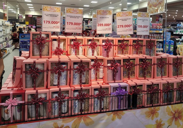 Trong khi đó, tại AEON Mall Hà Đông, không chỉ siêu thị tổng hợp mà nhiều gian hàng mỹ phẩm, phụ kiện, thời trang trong trung tâm thương mại cũng đồng loạt triển khai ưu đãi.