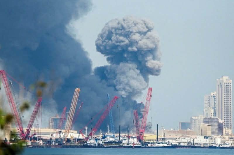Khói bốc lên trời sau những tiếng nổ lớn ở Manama, Bahrain, ngày 28/2. (Ảnh: Reuters)