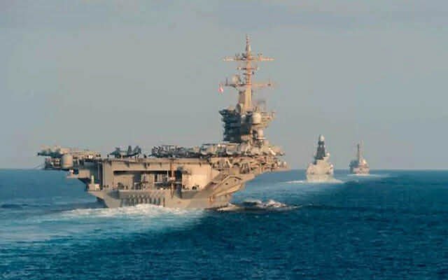 Tàu sân bay Mỹ USS Abraham Lincoln (trái). (Ảnh: AP)