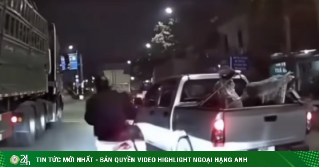Xác minh ô tô bán tải tạt đầu khiến xe máy chở trẻ nhỏ suýt ngã vào gầm xe tải