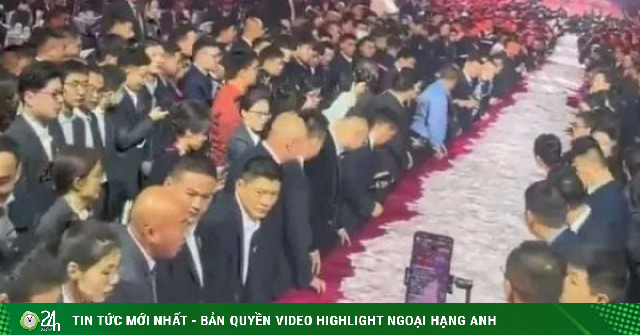 Clip: Sếp rải tiền thưởng kín bàn, nhân viên thích lấy bao nhiêu thì lấy
