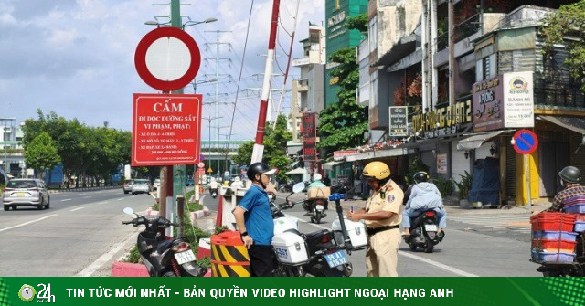 Băng dọc đường ray xe lửa trên đường Phạm Văn Đồng để ‘cho nhanh’, nhiều người bị phạt nặng