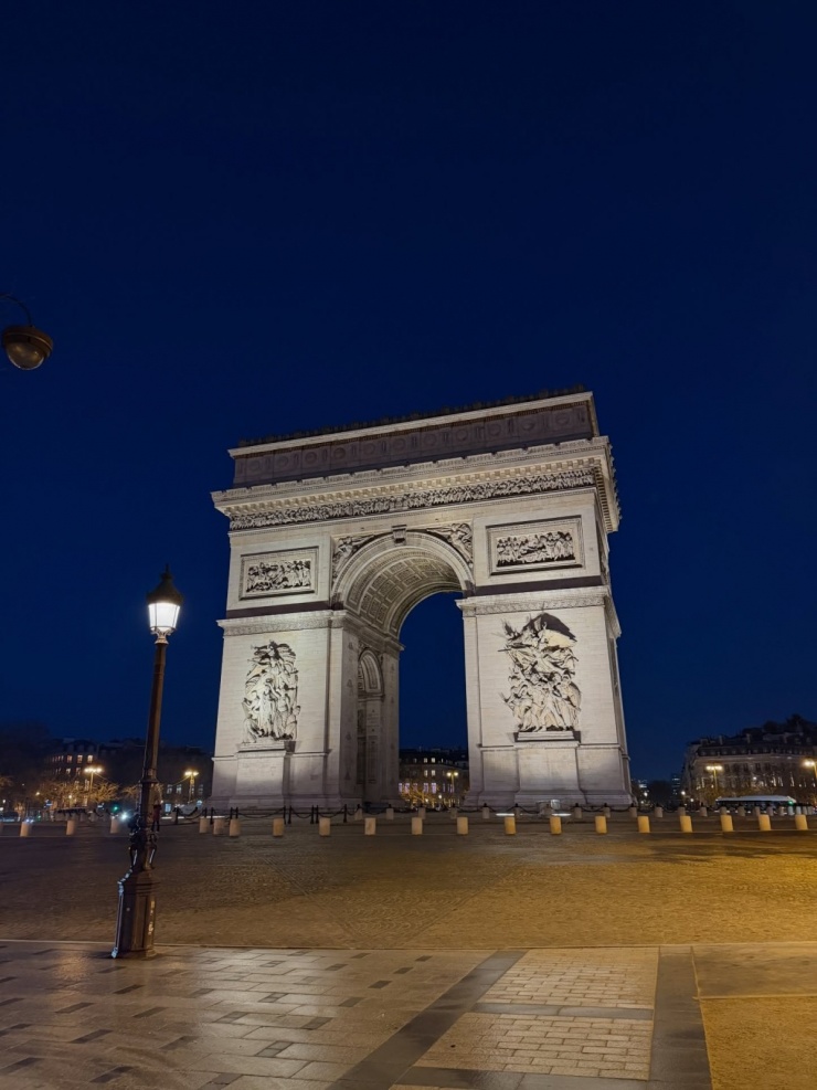 Nữ diễn viên cũng có dịp tham quan Khải Hoàn Môn (Arc de Triomphe) lúc vắng vẻ. Đây là một trong những công trình kiến trúc mang tính biểu tượng của Paris và Pháp nên luôn tấp nập du khách tham quan, chụp hình trong ngày.