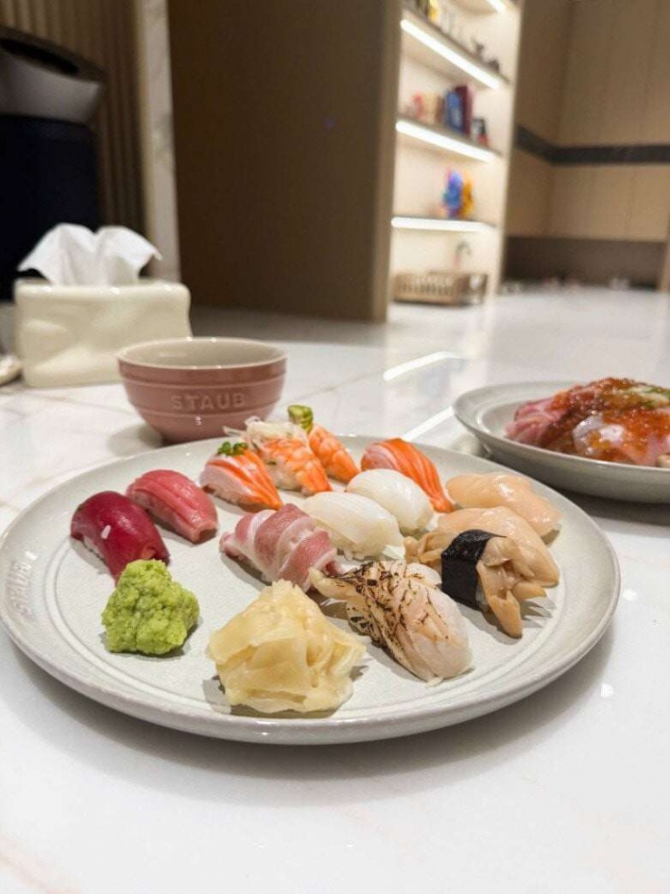 Khu vực bàn ăn và bếp cũng là nơi Kỳ Duyên rất tâm đắc. Cô thường quay những vlog làm đồ ăn healthy tại đây.