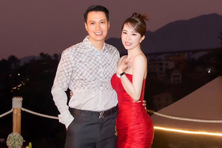 Cặp đôi Việt Anh - Quỳnh Nga như hình với bóng ở các sự kiện.