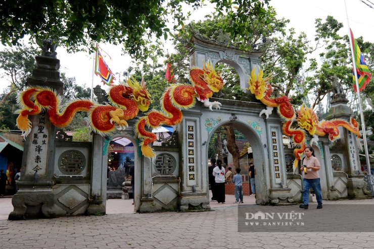 Vì sao nhiều người chi nửa triệu mua ngựa giấy đốt tại đền Quan Hoàng Mười (Hà Tĩnh)? - 2