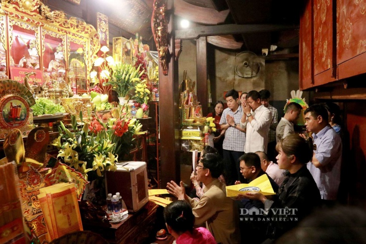 Vì sao nhiều người chi nửa triệu mua ngựa giấy đốt tại đền Quan Hoàng Mười (Hà Tĩnh)? - 4