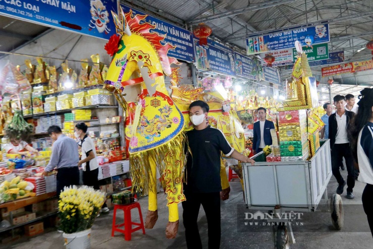 Vì sao nhiều người chi nửa triệu mua ngựa giấy đốt tại đền Quan Hoàng Mười (Hà Tĩnh)? - 5