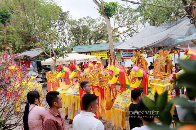 Vì sao nhiều người chi nửa triệu mua ngựa giấy đốt tại đền Quan Hoàng Mười (Hà Tĩnh)? - 6