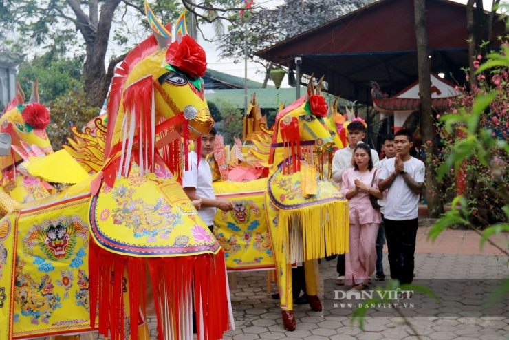 Vì sao nhiều người chi nửa triệu mua ngựa giấy đốt tại đền Quan Hoàng Mười (Hà Tĩnh)? - 7