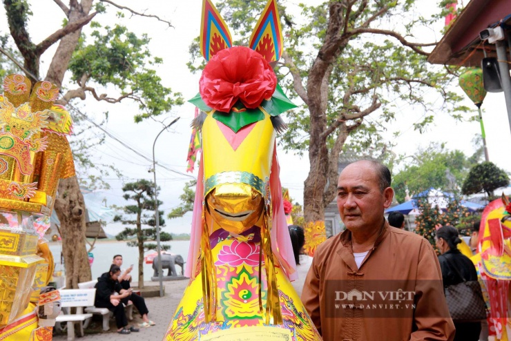 Vì sao nhiều người chi nửa triệu mua ngựa giấy đốt tại đền Quan Hoàng Mười (Hà Tĩnh)? - 8