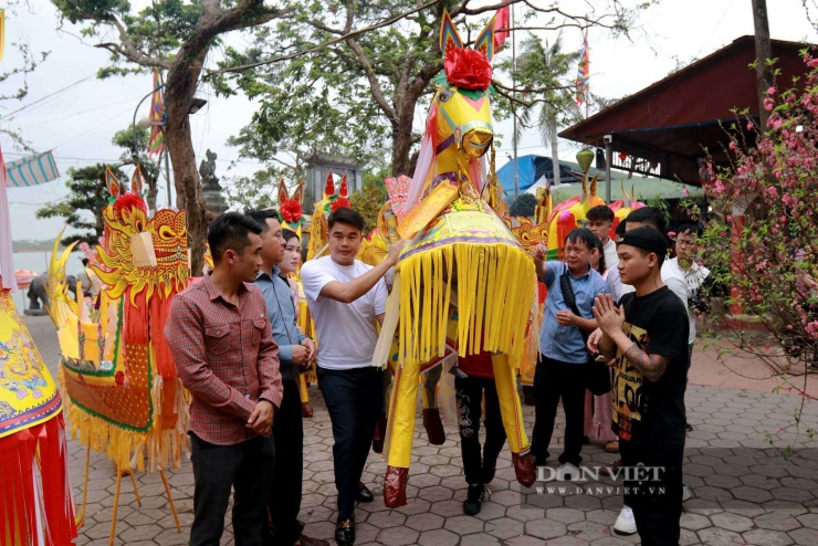 Vì sao nhiều người chi nửa triệu mua ngựa giấy đốt tại đền Quan Hoàng Mười (Hà Tĩnh)? - 11