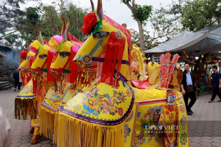 Vì sao nhiều người chi nửa triệu mua ngựa giấy đốt tại đền Quan Hoàng Mười (Hà Tĩnh)? - 12