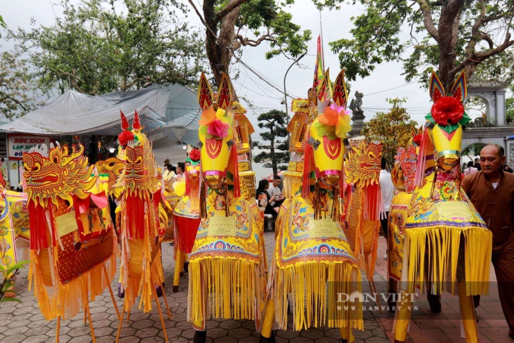 Vì sao nhiều người chi nửa triệu mua ngựa giấy đốt tại đền Quan Hoàng Mười (Hà Tĩnh)? - 13