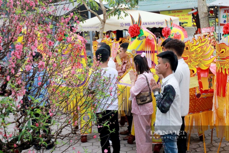 Vì sao nhiều người chi nửa triệu mua ngựa giấy đốt tại đền Quan Hoàng Mười (Hà Tĩnh)? - 16
