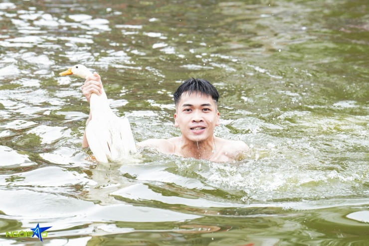 Hàng chục trai tráng ngụp lặn bắt vịt ở hội làng Hà Nội - 8
