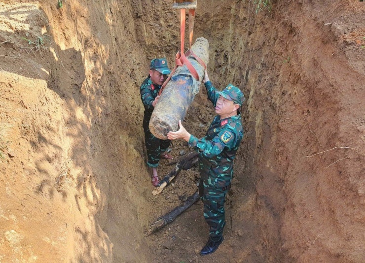 Quả bom được vận chuyển đi tiêu hủy trong rừng.