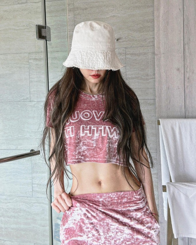 Ở tuổi ngũ tuần, Tạ Kim Yến giữ vòng eo không chút mỡ thừa, hiện rõ các múi cơ săn chắc.