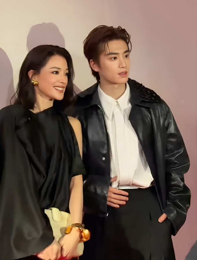 Thư Kỳ chụp ảnh cùng nam diễn viên Trương Khang Nhạc.