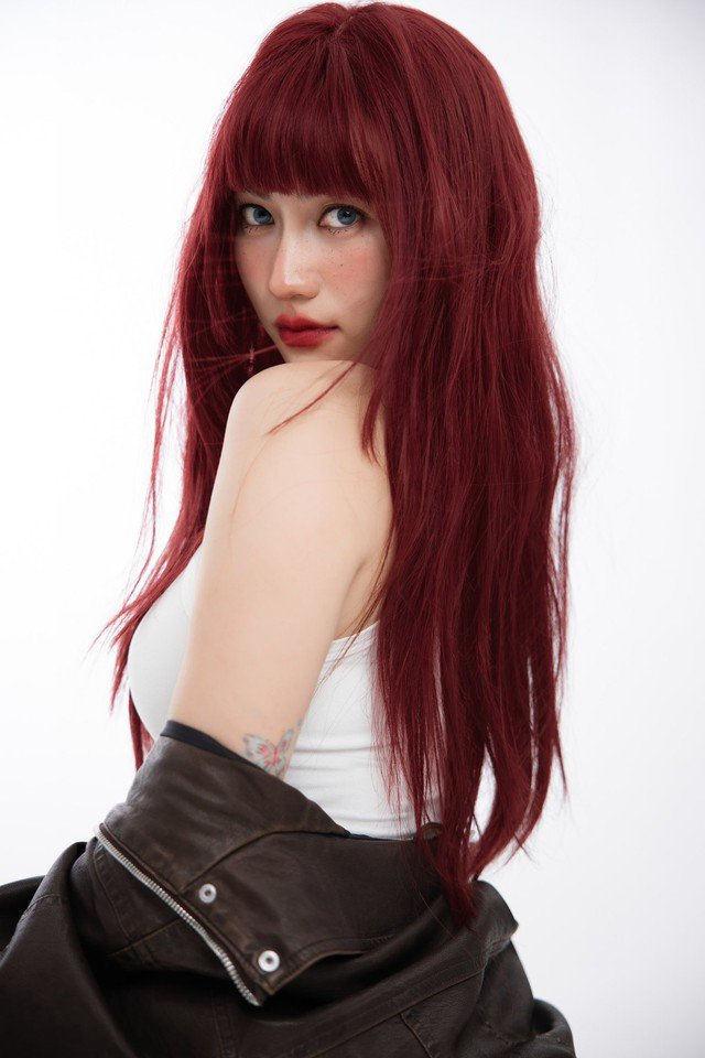 Dù khi cố tình "dìm" với tạo hình cá tính phá cách nhưng nhan sắc nữ diễn viên sinh năm 1992 vẫn quá xinh đẹp.