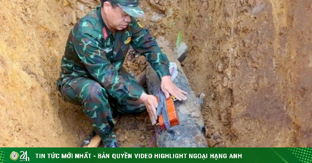 Quả bom 'khủng' còn nguyên kíp nổ nằm dưới móng nhà dân