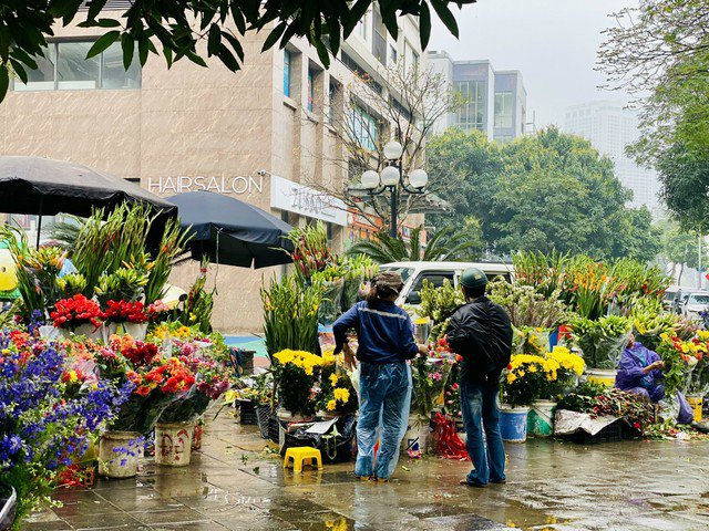 Gần ngày Rằm tháng Giêng (tết Nguyên tiêu), thị trường đồ cúng lại sôi động với đa dạng mặt hàng như hoa quả cúng, lễ chay, lễ mặn với nhiều mẫu mã, giá cả, phù hợp với nhiều phân khúc khách hàng.