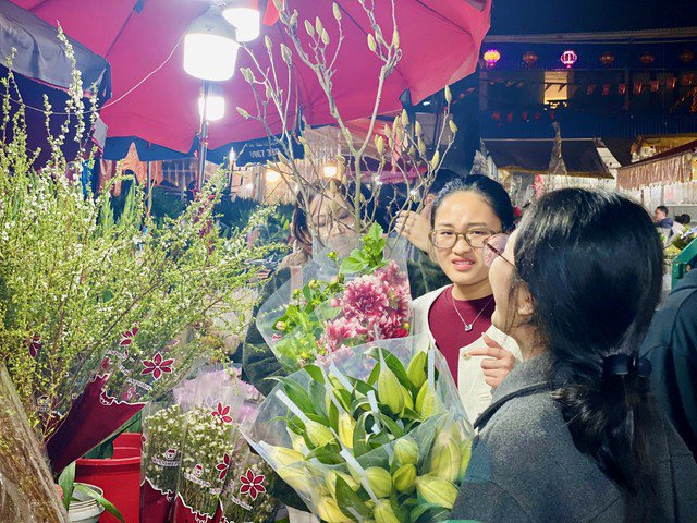 Không khí mua bán những ngày gần Rằm tháng Giêng trở nên tấp nập hơn. Các đầu mối ở khắp nơi vận chuyển hàng về chợ.