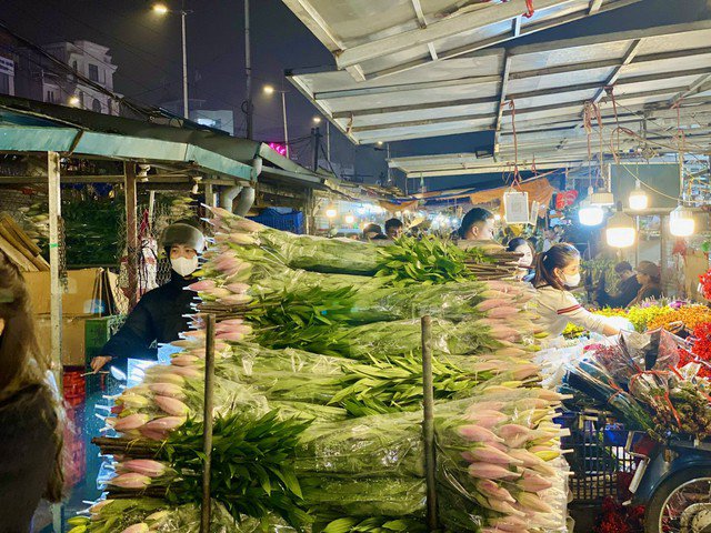 "Vào những ngày tuần, rằm hay các ngày lễ, tết quan trọng trong năm, tôi thường đến chợ đầu mối hoa để mua hàng. Ở đây vừa có nhiều mặt hàng, chất lượng hoa tốt mà giá cả lại phải chăng. Tự tay chọn những bó hoa đẹp nhất để dâng lên ban thờ hoặc để cắm trang trí trong nhà tôi thấy rất thiết thực".