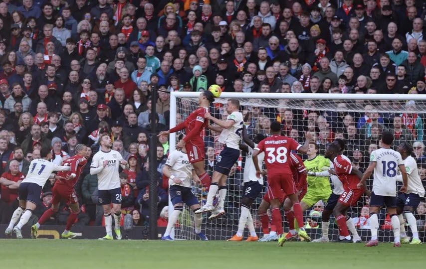 Sự tiến bộ của Liverpool trong các quả đá phạt bắt đầu từ lúc họ sa thải HLV chuyên về mảng này