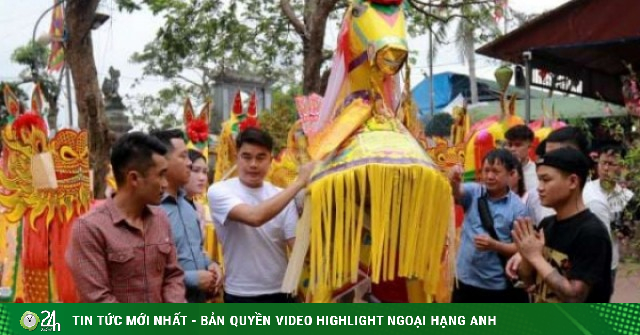 Vì sao nhiều người chi nửa triệu mua ngựa giấy đốt tại đền Quan Hoàng Mười (Hà Tĩnh)?
