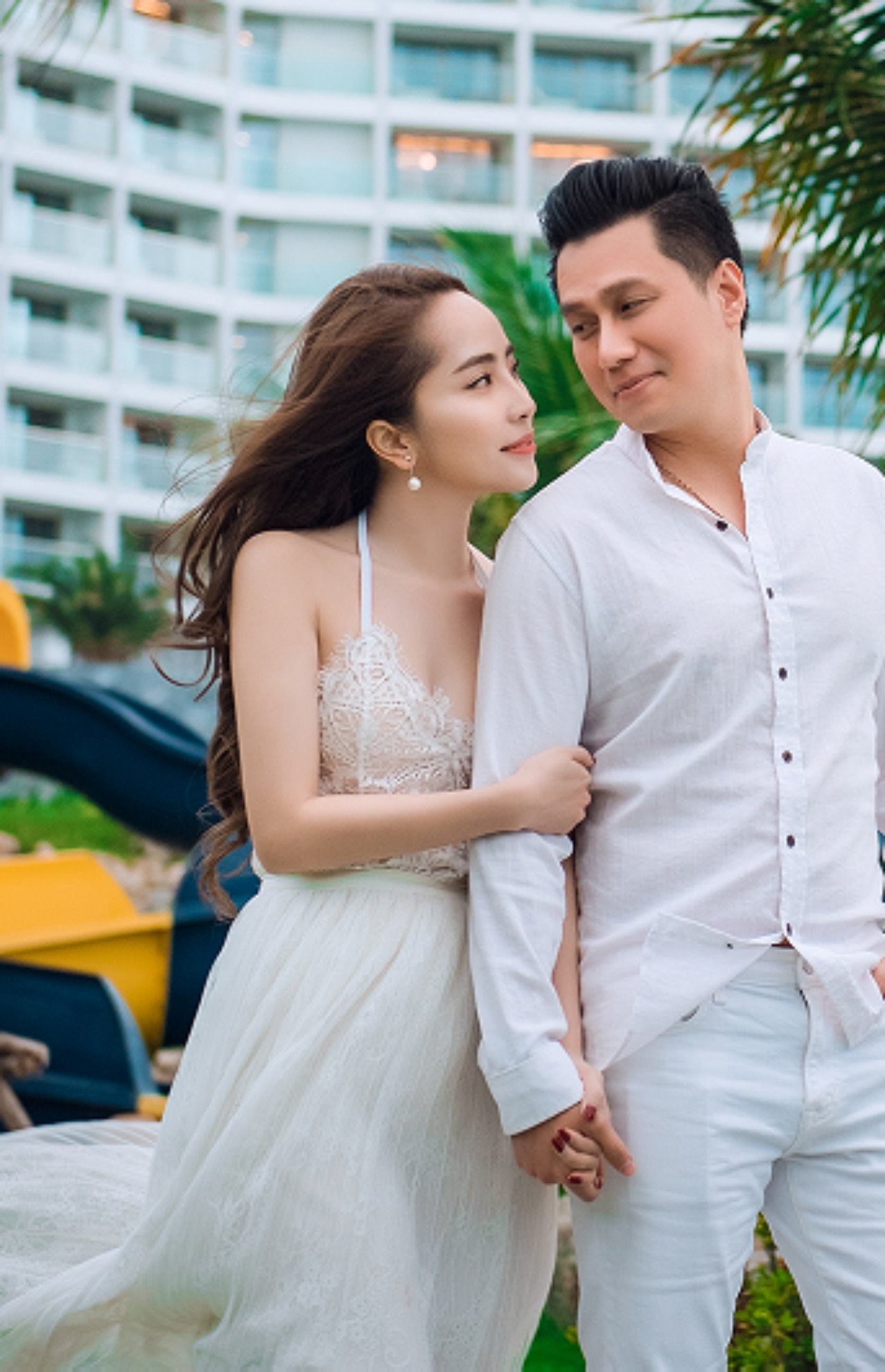 Cả 2 không ngại bày tỏ cử chỉ thân thiết nơi đông người. Cả 2 không ngại bày tỏ cử chỉ thân thiết nơi đông người.