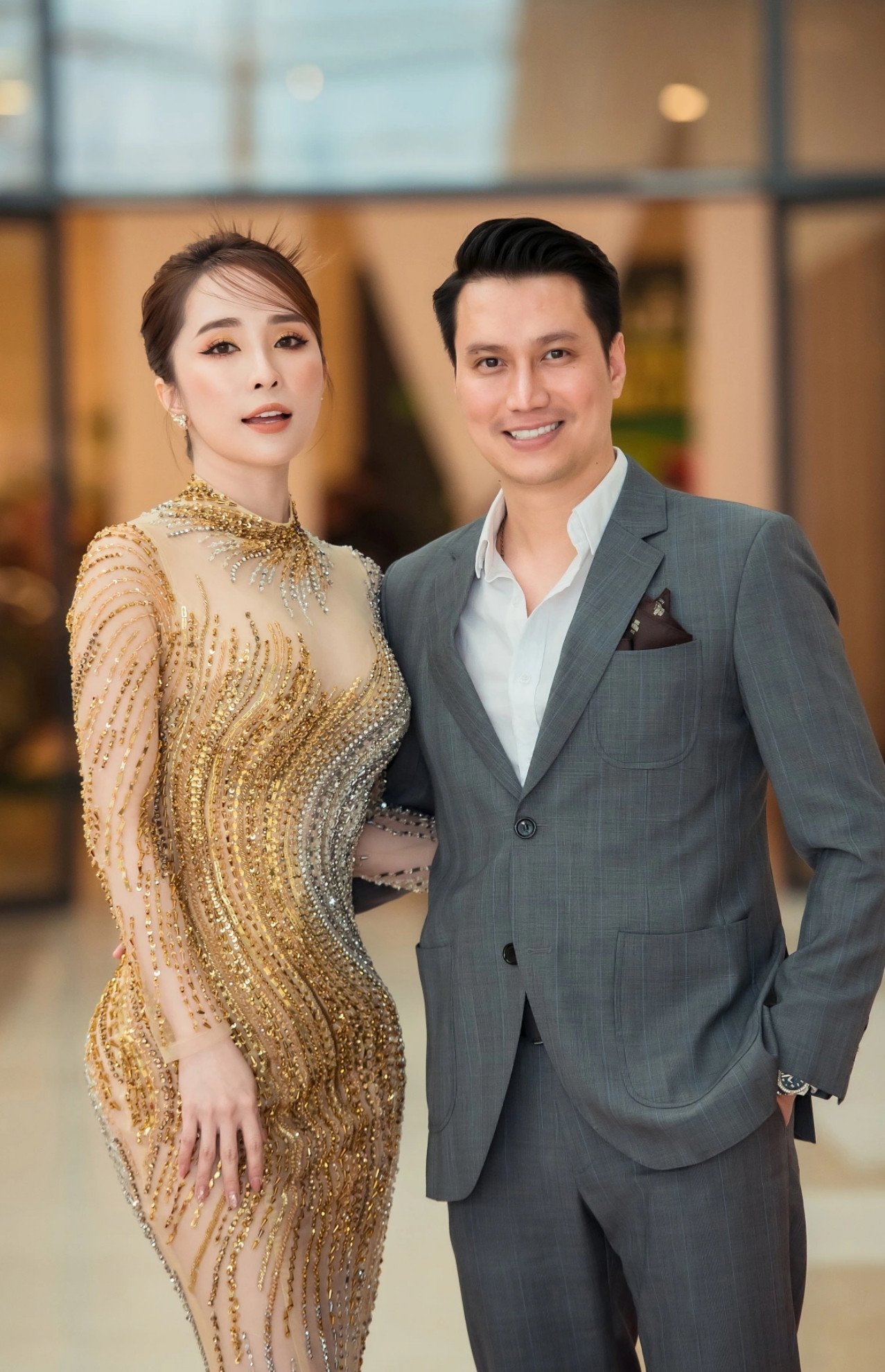 Cả 2 không ngại bày tỏ cử chỉ thân thiết nơi đông người. Cả 2 không ngại bày tỏ cử chỉ thân thiết nơi đông người.