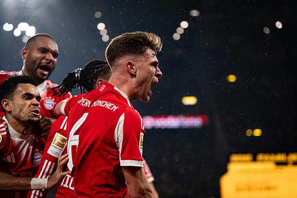 Kimmich mang lại chiến thắng kịch tính cho Bayern với cú bắt vô-lê đẹp mắt