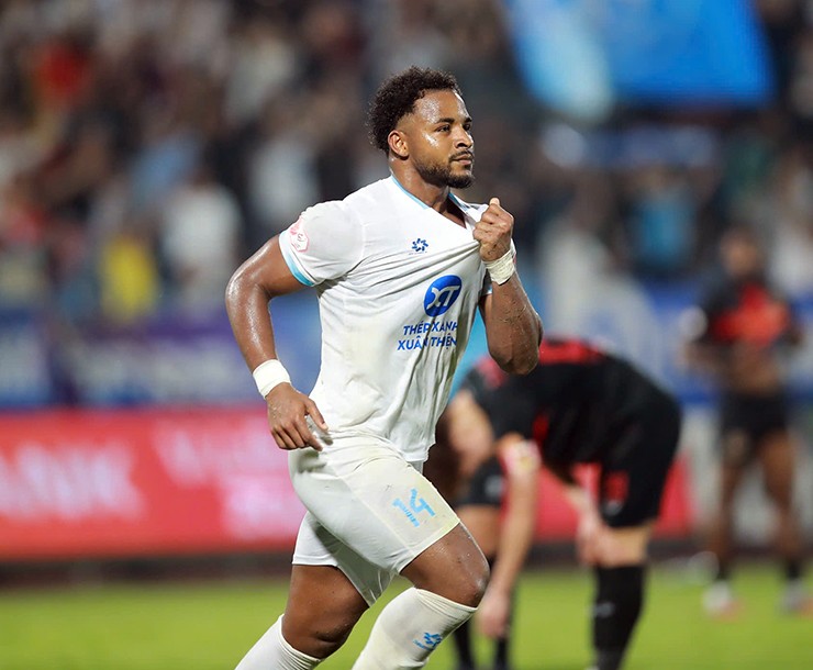 Xuân Son tỏa sáng giúp Nam Định thắng ngược Ninh Bình.