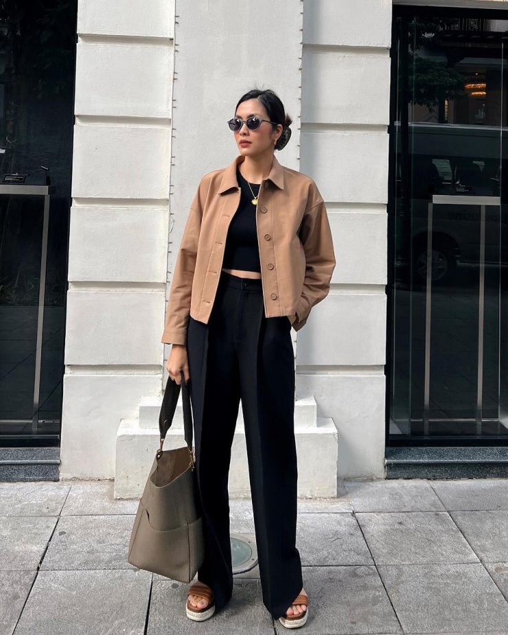 Diện trang phục chỉ có hai tông màu là thói quen của Tăng Thanh Hà nhiều năm nay. Phong cách tối giản này được cô duy trì cả trong những chuyến du lịch.