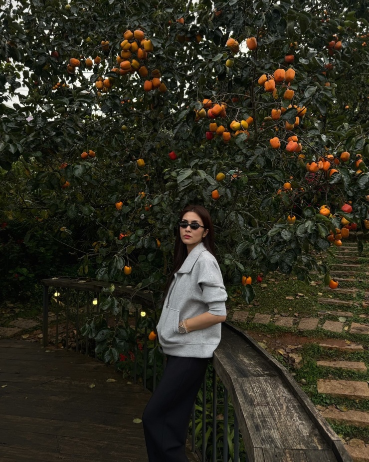 'Phu nhân hào môn' chọn áo khoác nỉ năng động cùng quần suông màu trung tính, trong chuyến du lịch Đà Lạt hồi cuối 2025.