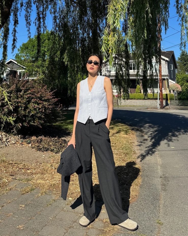 Bằng cách diện trang phục chỉ hai tông màu, Tăng Thanh Hà giúp thân hình trông cao ráo, thanh thoát hơn, không bị 'chia khúc'.