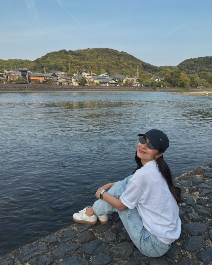 'Ngọc nữ màn ảnh' thích diện áo thun, quần jeans năng động trong những chuyến du lịch.