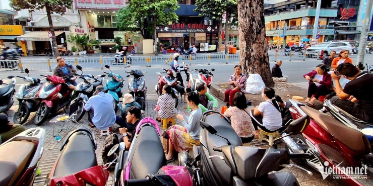 Người dân xếp hàng mua vàng bên ngoài cửa hàng SJC tại TPHCM sáng 2/3. (Ảnh: T.C)