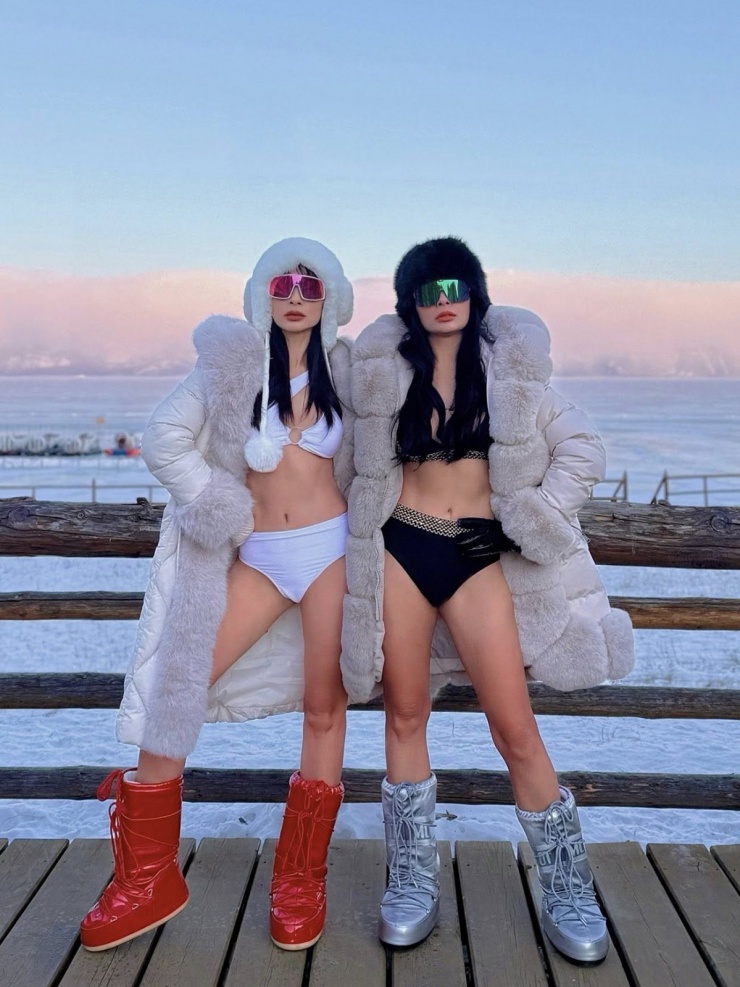 Ảnh sao 2/3: Thúy Hằng - Thúy Hạnh mặc bikini giữa trời tuyết - 2