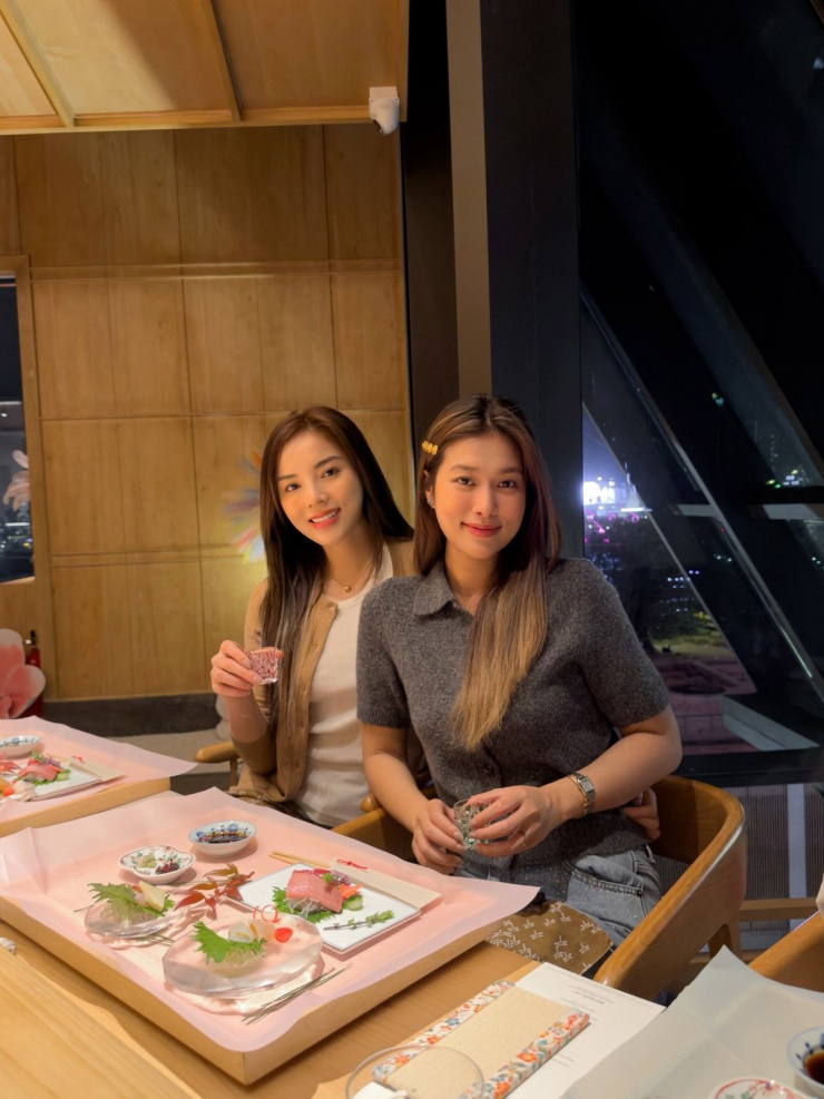 Ảnh sao 2/3: Thúy Hằng - Thúy Hạnh mặc bikini giữa trời tuyết - 4