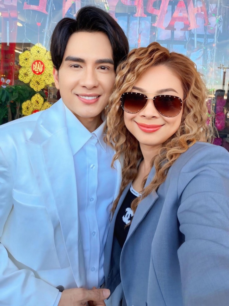 Ảnh sao 2/3: Thúy Hằng - Thúy Hạnh mặc bikini giữa trời tuyết - 7