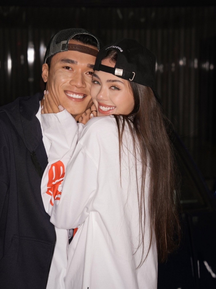 Ảnh sao 2/3: Thúy Hằng - Thúy Hạnh mặc bikini giữa trời tuyết - 10